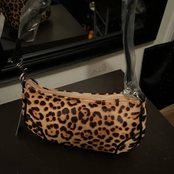 Urban Outfitters Leopard Print Shoulder Bag with Black Star - Picture 2 of 5